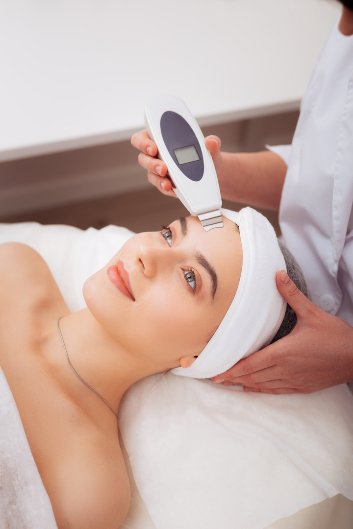 Professional,Sin,Treatment.,Delighted,Positive,Woman,Smiling,While,Enjoying,The